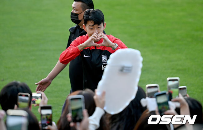 [OSEN=파주, 김성락 기자] 19일 오후 파울루 벤투 감독이 이끄는 축구대표팀이 파주 국가대표 트레이닝 센터(NFC)에 소집 후 훈련을 진행했다.대표팀 손흥민이 팬들에게 인사를 하고 있다. 2022.09.19 /ksl0919@osen.co.kr