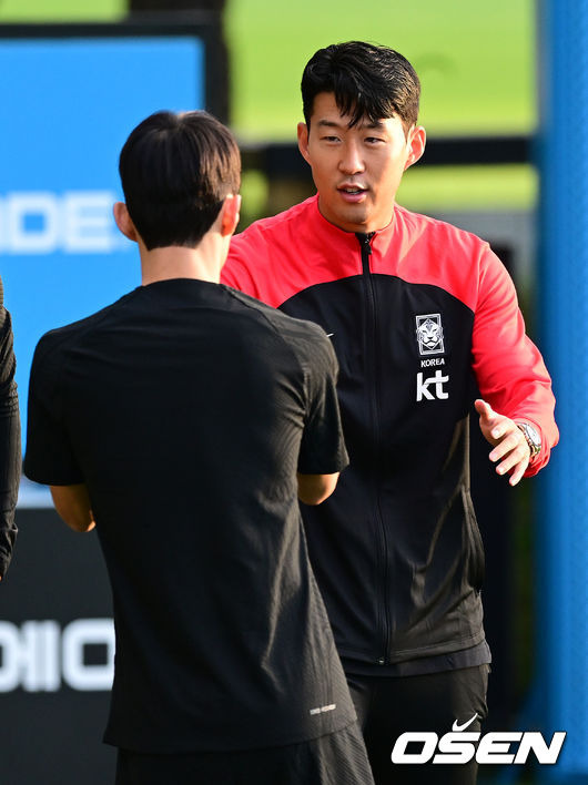 [OSEN=파주, 김성락 기자] 19일 오후 파울루 벤투 감독이 이끄는 축구대표팀이 파주 국가대표 트레이닝 센터(NFC)에 소집 후 훈련을 진행했다.대표팀 손흥민, 김문환이 인사를 나누고 있다. 2022.09.19 /ksl0919@osen.co.kr