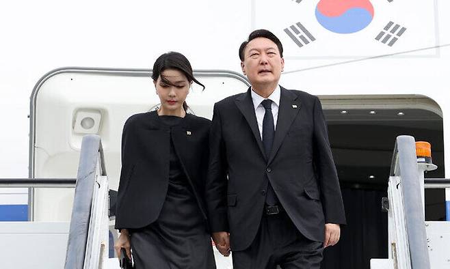 윤석열 대통령과 부인 김건희 여사가 18일(현지시간) 영국 런던 스탠스테드공항에 도착해 공군 1호기에서 내리고 있다. 연합뉴스