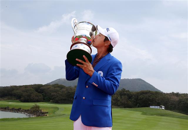 최진호가 18일 제주시 한림읍 블랙스톤CC에서 열린 한국프로골프(KPGA) 코리안투어 ‘제3회 비즈플레이 전자신문 오픈’에서 우승한 뒤 5년 4개월 만에 받아 든 통산 여덟 번째 우승 트로피에 입을 맞추고 있다. KPGA 제공