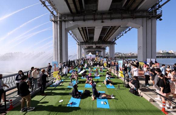 18일 오후 서울 잠수교에서 열린 2022 한강 멍때리기 대회 모습. 2022.9.18 연합뉴스