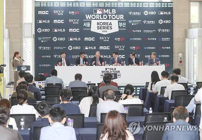 부산에서 열린 MLB 월드 투어 공식 기자회견 (부산=연합뉴스) 강덕철 기자 = 19일 오후 부산시청 로비에서 열린 국내 프로야구 출범 후 최초의 메이저리그 공식 경기인 코리안 투어에 대한 공식 기자회견에서 짐스몰 MLB 부사장이 대회 개최 확정 안내 및 경기 일정 소개, 양 팀 선수단 구성에 관해 설명하고 있다. 11월 9일부터 16일까지 부산과 서울에서 개최되는 '2022 MLB WORLD TOUR : KOREA SERIES'는 MLB 선수단이 11월 9일 김해공항으로 입국한 후 11월 11일 부산 개막식을 시작으로 16일까지 대장정을 시작한다. 2022.9.19 kangdcc@yna.co.kr
