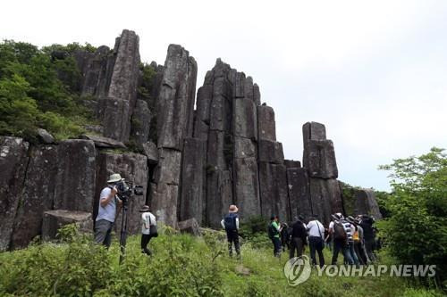 무등산 주상절리대 둘러보는 실사단 2017년 모습. [연합뉴스 자료사진]