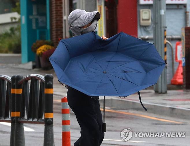 바닷가 강풍 주의 [연합뉴스 자료사진]