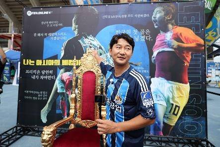 현장 이벤트에 참여한 이천수(사진=넥슨 제공).