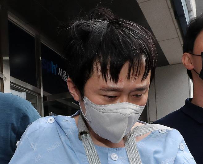 신당역 살인사건 가해자 전주환이 지난 15일 오후 서울 광진구의 한 병원에서 치료를 마치고 호송되고 있다.(사진=뉴스1)