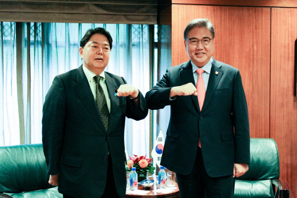 박진 외교부 장관(오른쪽)과 하야시 요시마사 일본 외무상이 19일(현지시간) 오후 맨해튼의 한 호텔에서 열린 한일 외교자관 회담에서 인사하고 있다. (사진=연합뉴스)