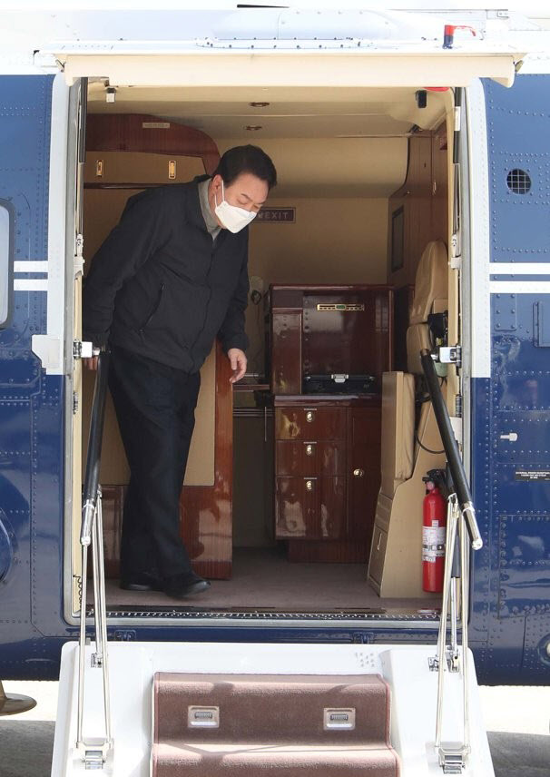 지난 3월 15일, 당시 당선인이었던 윤석열 대통령이 경북 울진군 울진비행장에 도착해 헬기에서 내렸다.(사진=연합뉴스)