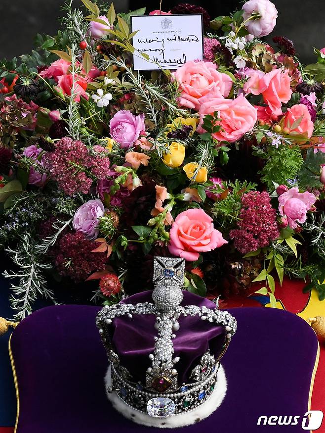 찰스 3세 영국 국왕이 어머니 고(故) 엘리자베스 2세 여왕을 기리며 작성한 친필 편지. 'In loving and devoted memory-memory, Charles R.'라고 적혀있다. ⓒ 로이터=뉴스1 ⓒ News1 이유진 기자