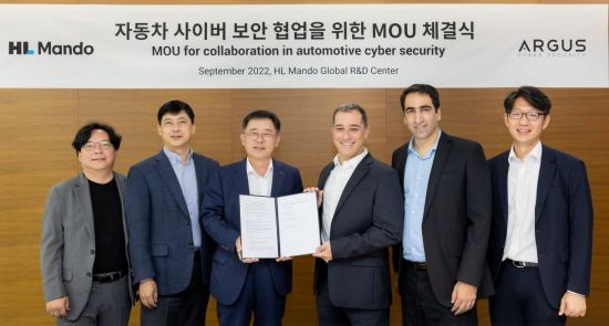 HL만도 이진환 SW 캠퍼스장, HL클레무브 강형진 부사장, HL만도 조성현 CEO,아르거스 로넨 스몰리 CEO, 야론 갈룰라 CTO, 전용한 매니저가 19일 협약 체결 후 기념촬영을 하고 있다.＜사진제공:HL그룹＞