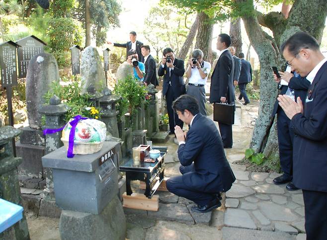 2013년 8월 13일 아베 신조 총리가 '쇼인 신사'를 방문해 참배하고 있다./일본 마이니치신문
