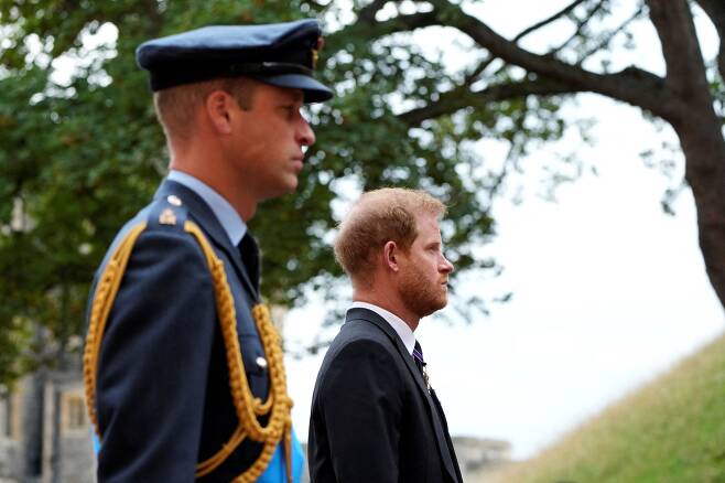 엘리자베스2세의 장례식에서 운구를 따르고 있는 윌리엄 왕세자(왼쪽)와 해리 왕장./로이터 연합뉴스