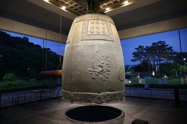 성덕대왕 신종. The Bell of King Seongdeok is a large bronze bell, the largest extant bell in Korea. The full Korean name means “Sacred Bell of King Seongdeok the Great.” It was also known as the Emile Bell, after a legend about its casting, and as the Bell of Bongdeoksa Temple, where it was first housed, at the National Museum in Gyeongju, the ancient capital of Silla. 
Photo ⓒ 2021 Hyungwon Kang