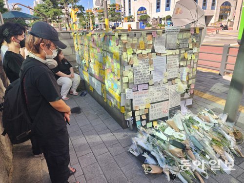 18일 서울 중구 지하철 2호선 신당역 출구 앞에 마련된 추모공간에서 시민들이 스토킹 살인 사건으로 숨진 피해자를 추모하고 있다. 전영한 기자 scoopjyh@donga.com