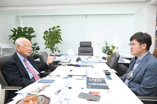 왼쪽부터 신동식 한국해사기술(KOMAC) 회장, 양종석 전자신문 산업에너지환경부 부장