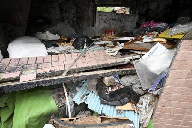 16일 서울 서대문구 현저동 현저2주거환경개선지구에 위치한 한 빈집 안에 쓰레기가 쌓여 있다. 최주연 기자