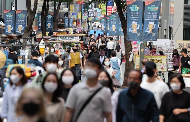 실외 마스크 착용 의무는 50인 이상 집회와 행사 등을 제외하고 지난 5월 해제됐지만 20일 오후 서울 명동에서는 여전히 마스크를 쓴 시민 및 관광객들이 걸어가고 있다. 연합뉴스