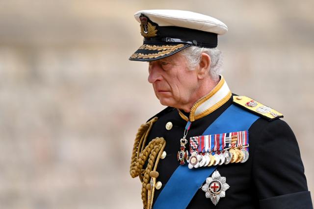 19일 찰스 3세 영국 왕이 엘리자베스 2세 여왕 장례식이 열리는 런던 근교 윈저성 내 세인트 조지 예배당으로 들어서고 있다. 런던=AP 연합뉴스