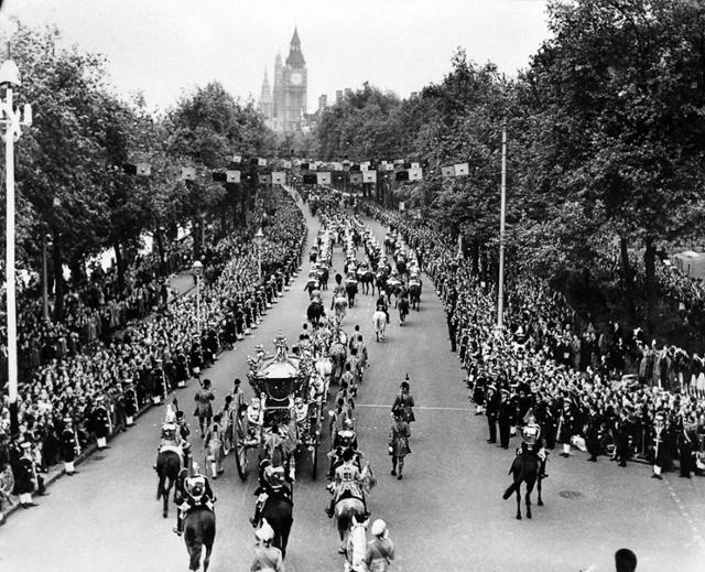 엘리자베스 2세 영국 여왕의 대관식이 열린 1953년 6월 2일 여왕을 태운 마차가 웨스트민스터 사원으로 향하고 있다. 런던=AFP 연합뉴스 자료사진