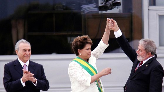 다큐멘터리 영화 '위기의 민주주의'의 한 장면. 사실을 왜곡해 부패한 브라질 정치인 룰라를 영웅으로 만들었고 다가올 선거에도 영향을 끼치고 있다. 사진 넷플릭스 영상 캡처