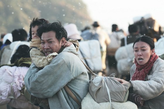 영화 '국제시장'에서 주인공 가족이 한국전쟁 때 남하하기 위해 필사의 노력을 하는 장면. 한국 현대사 주요 장면이 이어지는 이 영화를 진보 진영은 '국뽕 영화'라며 비판했다. 사진 '국제시장' 티저 영상 캡처