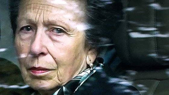 운구차 행렬 차량 안의 앤 공주. AFP=연합뉴스