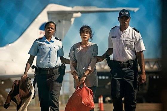 배우 전도연 주연의 영화 '집으로 가는 길'(2013)은 조봉행 조직이 보석 원석이 담긴 가방이라고 속인 마약 가방을 들고 프랑스에 입국하려다 교도소에 수감된 주부 장모씨의 실화를 그렸다. 조봉행은 주부, 용접공, 무직 여성, 미용실 종업원 등 경제적으로 어렵고 범죄 전력이 없는 한국 동포들을 꾀어 마약 운반책으로 이용했다.사진 CJ ENM