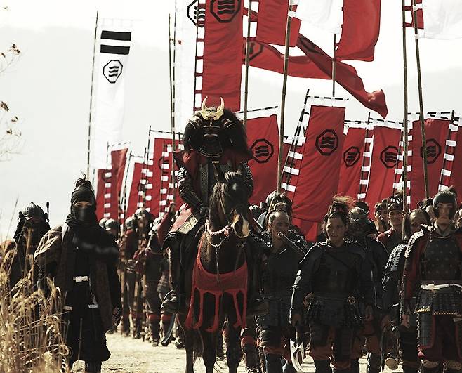 전남 진도군 고군면 내동마을에는 1597년 명량대첩 당시 전사한 왜장 구루시마 미치후사 수군들의 시신을 묻어준 ‘왜덕산’이라는 곳이 있다. ‘조선이 왜에 덕을 베풀다’는 뜻이다. (사진 출처=영화 ‘명량’ 스틸컷 캡처)