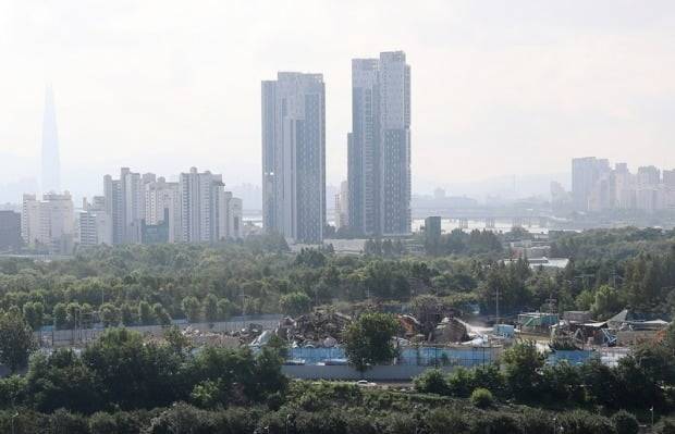 철거된 서울 성동구 성수동 삼표레미콘 공장 너머로 '서울숲 트리마제'와 '성수 동양' 등 일대 아파트 단지가 보이고 있다. 사진=뉴스1