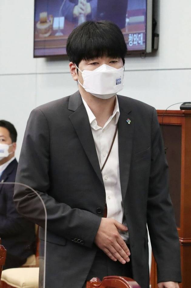 탁현민 전 청와대 의전비서관이 지난해 6월 청와대에서 열린 국무회의에 참석하고 있다. 연합뉴스