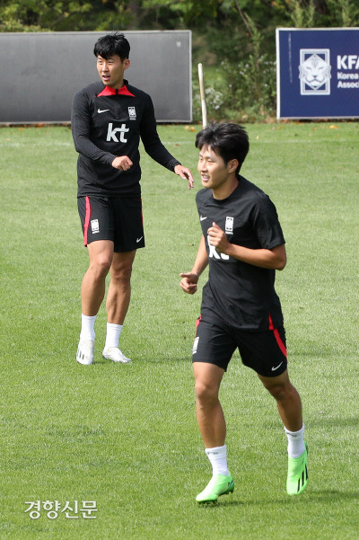 기대되네 이 조합 한국 축구대표팀 손흥민(왼쪽)과 이강인이 20일 파주 국가대표 트레이닝센터에서 함께 훈련을 하고 있다. 파주 | 권도현 기자