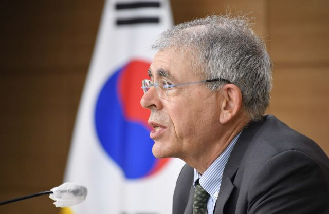 OECD 경제검토국 부국장이 19일 정부세종청사에서 열린 ‘OECD 2022년 한국경제보고서 브리핑’에서 주요 내용을 발표하고 있다. 기획재정부 제공