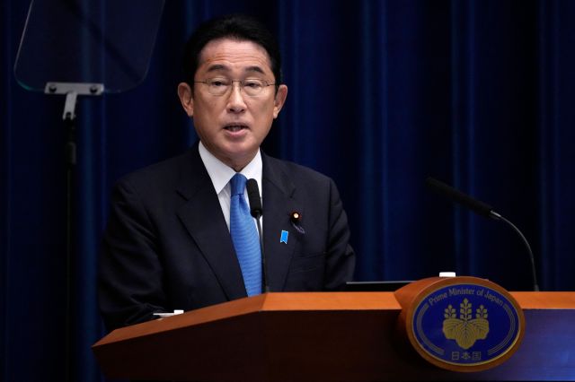기시다 후미오 일본 총리가 지난달 31일 도쿄 총리 관저에서 코로나19 완치 판정을 받은 뒤 공무 복귀 기자회견을 하고 있다. AFP연합뉴스