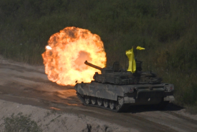 K2 전차가 목표를 향해 포탄을 발사하고 있다.
