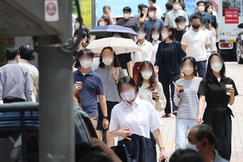 서울 중구 명동에서 마스크를 쓴 시민들이 걸어가고 있다. [사진 출처 = 연합뉴스]