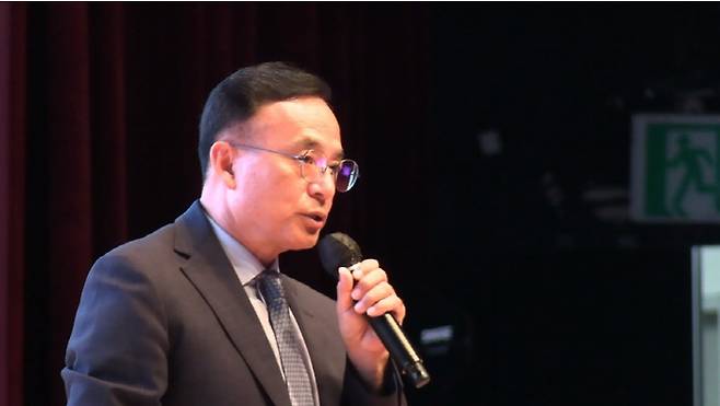 17일 서울 코엑스 오디토리움홀에서 어스얼라이언스가 주최한 `어스머니볼` 세미나에서 김영익 서강대학교 교수가 강연을 하고 있다. [사진 제공 = 어스얼라이언스]