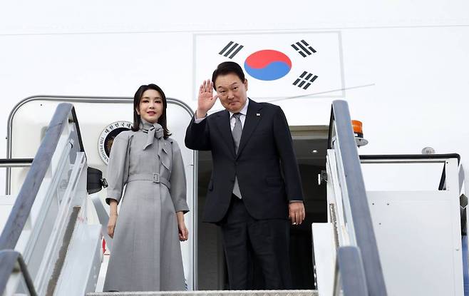 고 엘리자베스 2세 여왕 장례식 참석을 마친 윤석열 대통령과 부인 김건희 여사가 19일(현지시간) 런던 스탠스테드 국제공항에서 유엔 총회 기조연설을 위해 뉴욕으로 향하는 공군 1호기에 올라 인사하고 있다. /사진=뉴시스