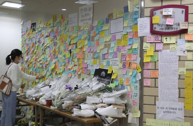 20일 오전 서울 중구 신당역 2호선 화장실 앞에 마련된 '신당역 스토킹 살해 사건' 희생자 추모 장소에 시민들의 발걸음이 이어지고 있다. /사진=뉴시스