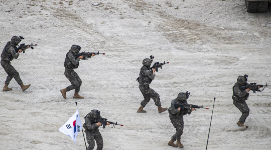 육군기동화력 시범 8번 :  워리어플랫폼으로 무장한 전투원들이 지상정찰 활동을 하고 있다.  육군 제공