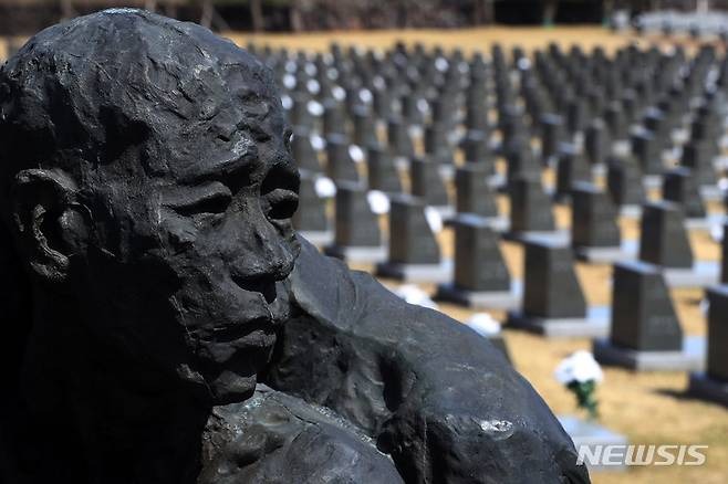 [제주=뉴시스] 백동현 기자 = 지난 29일 오후 제주시 4.3 평화공원에 위령비 뒤로 행방불명인 표지석들이 보인다. 2022.04.01. livertrent@newsis.com