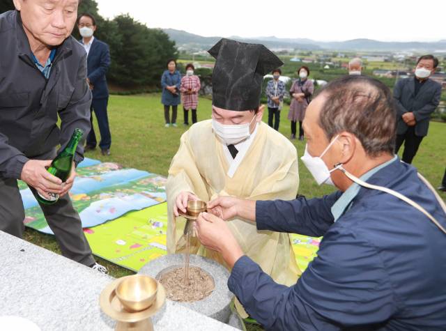 ▲당권 도전 의지를 밝힌 국민의힘 안철수 의원이 20일 오전 자신의 본관인 경북 영주시 순흥면 순흥안씨 추원단을 찾아 참배하고 있다. ⓒ연합뉴스