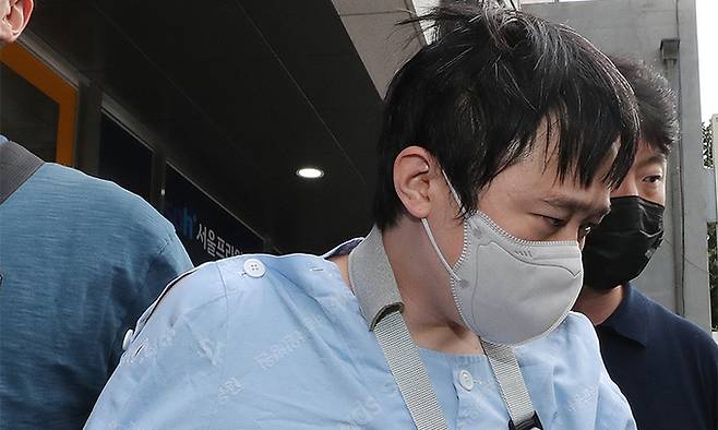신당역 살인사건 가해자 전주환이 지난 15일 서울 광진구의 한 병원에서 치료를 마치고 호송되고 있다. 뉴스1