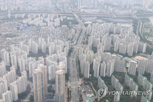 서울 송파구 롯데월드타워 전망대 서울스카이에서 바라본 서울 시내 아파트 단지 모습. 연합뉴스