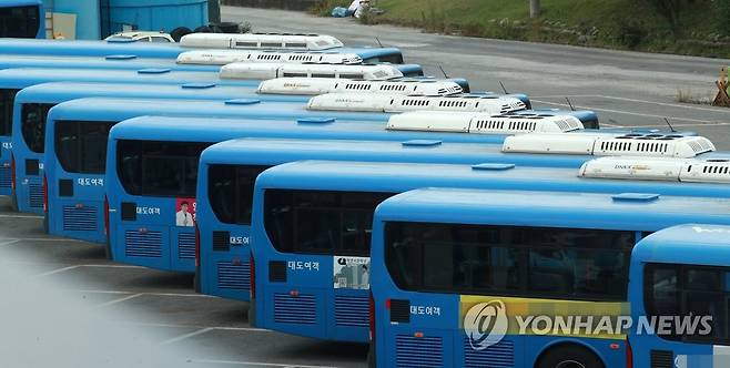 업체 경영난에 멈춰선 원주 시내버스 (원주=연합뉴스) 이재현 기자 = 강원 원주지역 시내버스의 30%를 차지하는 대도여객이 경영 악화로 버스 운행을 전면 중단했다. 소초면 시내버스 차고지에 대도여객 소속 버스들이 멈춰 서 있다. 2022.9.16 jlee@yna.co.kr