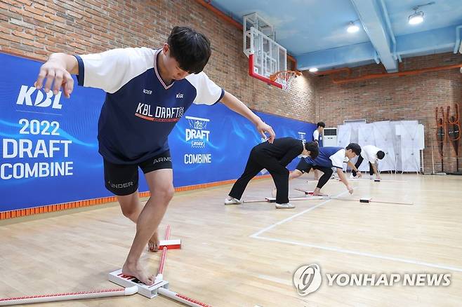 2022 KBL 드래프트 콤바인 (서울=연합뉴스) 신현우 기자 =  2022 KBL 신인선수 드래프트에 참가하는 명지대학교 한정도가 20일 오전 서울 강남구 KBL센터에서 선수들의 신체조건 및 능력을 측정하는 '드래프트 콤바인'에 참석해 Y 밸런스 테스트를 하고 있다. 신인선수 드래프트는 오는 27일 서울 잠실학생체육관에서 열린다. 2022.9.20 nowwego@yna.co.kr