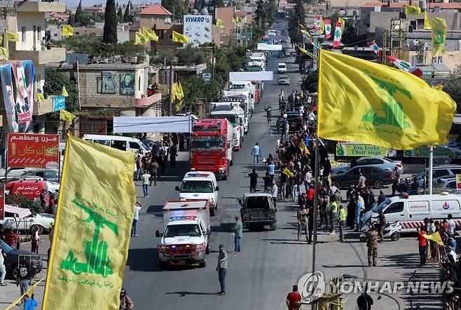 2021년 9월 이란이 헤즈볼라에 지원한 연료를 실은 유조차들이 헤즈볼라 깃발이 나부끼는 레바논 북부 알-아인 마을에 도착하는 모습. [로이터 연합뉴스 자료사진. 재판매 및 DB 금지]