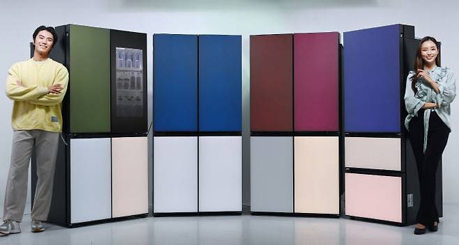 LG전자가 고객이 LG 씽큐 앱에서 원하는 컬러를 선택하면 냉장고 색상은 물론 공간 분위기까지 바뀌는 ‘LG 디오스 오브제컬렉션 무드업(MoodUp)’을 22일 국내 출시한다. 모델이 LG 디오스 오브제컬렉션 무드업을 소개하고 있다. (사진=LG전자)