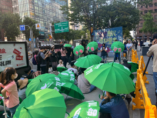 21일 시민들이 ‘기후악당 기업 규탄, 9·21 강남행진’을 위해 서울 강남역 앞 인도에 모여 있다. (사진=권효중 기자)