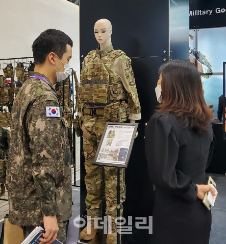 한지혜 헤세드코리아 부사장이 여군용 방탄복에 대해 설명하고 있다. (사진=권오석 기자)