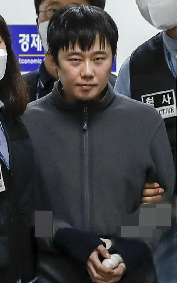 21일 신당역 살해 피의자 전주환이 남대문경찰서에서 검찰로 이송되고 있다. (사진=연합뉴스)
